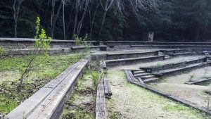 A close-up of the quarry amphitheatre is shown